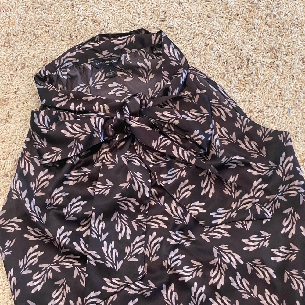 Banana Republic XS Purple Patterned High Tie V-Neck Tank - Picture 3 of 6
